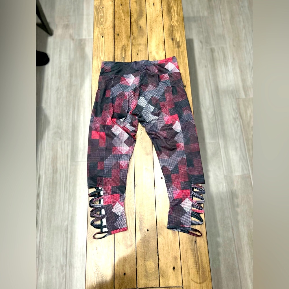 Onzie leggings size medium cutout detail bottom